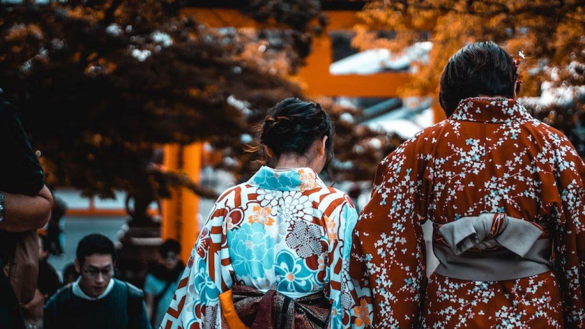 Ilustrasi wisatawan yang menggunakan kimono saat liburan ke Kyoto, Jepang