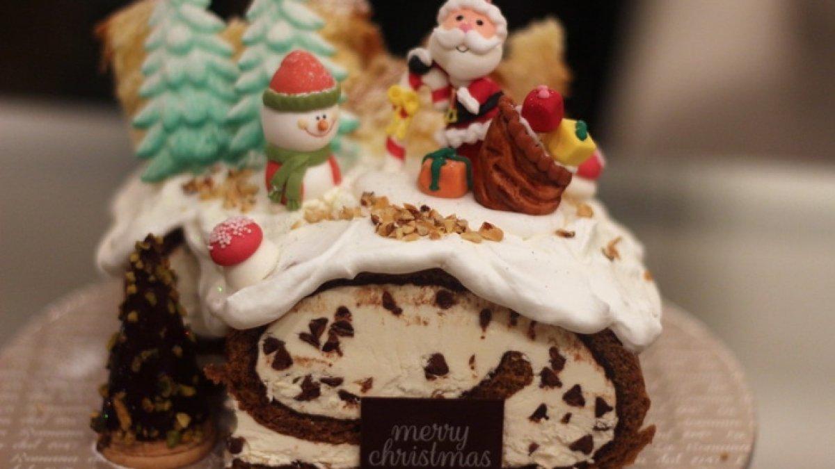 Ilustrasi log cake, kue Natal khas Eropa yang berbentuk seperti batang kayu.