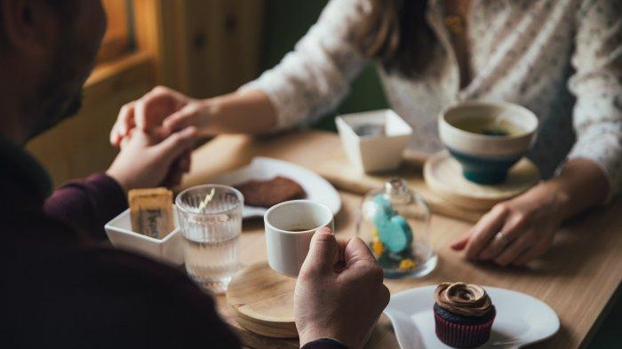 Ilustrasi makan di restoran