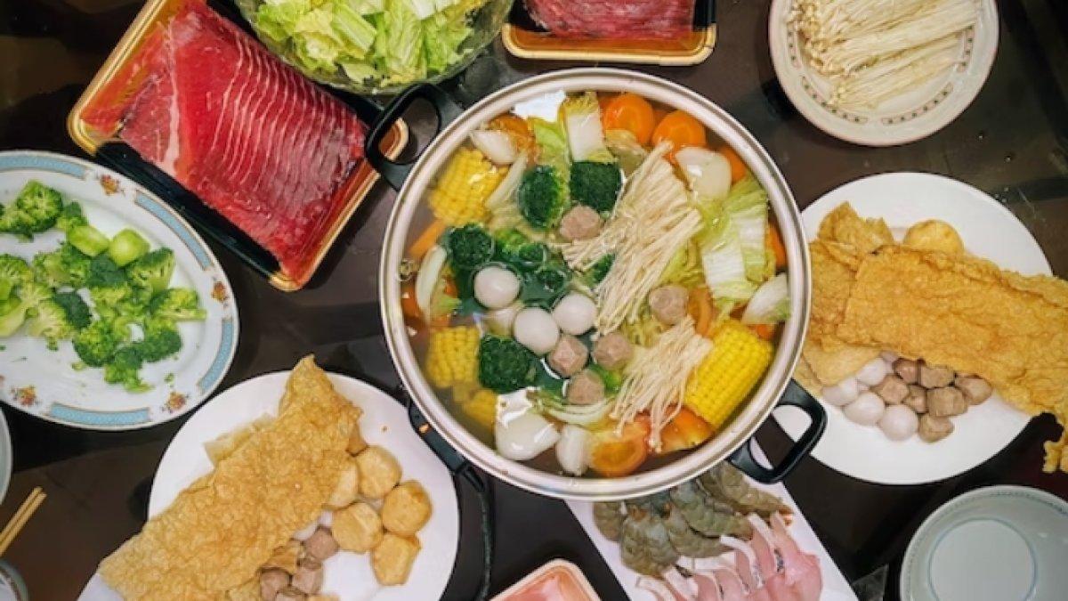 Ilustrasi makan shabu-shabu di restoran Jepang.