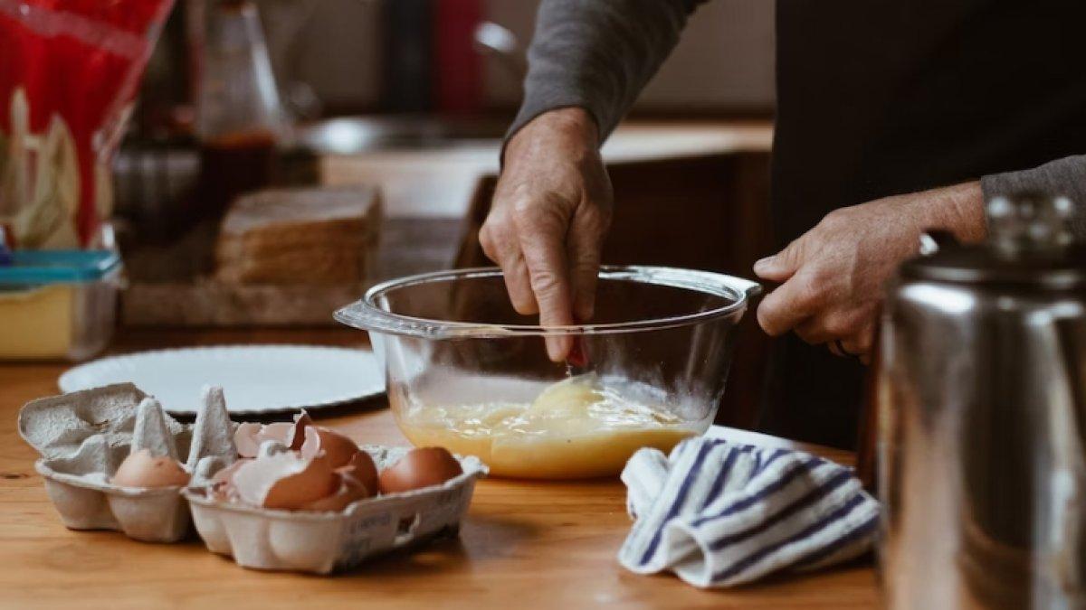 Cocok Buat Sajian Lebaran, Simak Resep Bolu Pandan 5 Bahan Simple dan Praktis