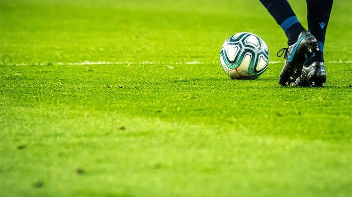 Ilustrasi pertandingan sepak bola. Seorang wasit sepak bola di Belanda telah diskors seumur hidup. Hukuman dijatuhkan usai wasit terbseut diduga melakukan selebrasi dengan klub yang ia bantu menangkan.
