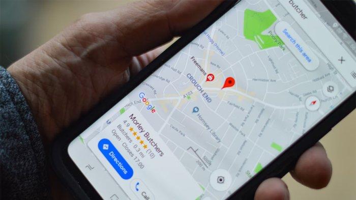 Ilustrasi menggunakan aplikasi Google Maps di jalan.