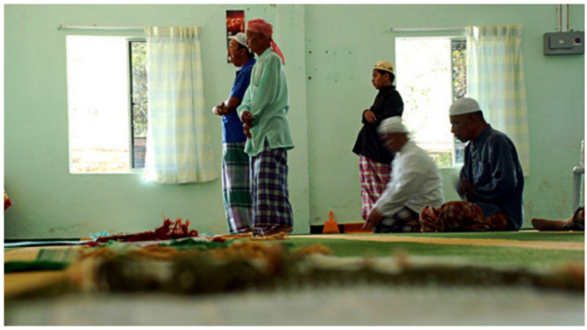 Ilustrasi menunaikan ibadah salat di masjid.
