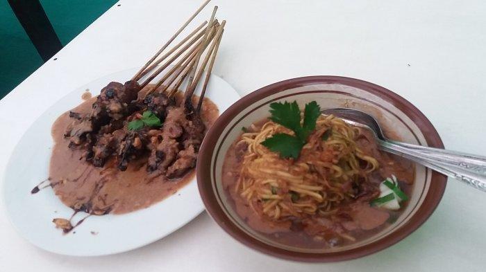 Ilustrasi mi ongklok dan sate sapi yang bisa dinikmati selagi liburan ke Dieng.