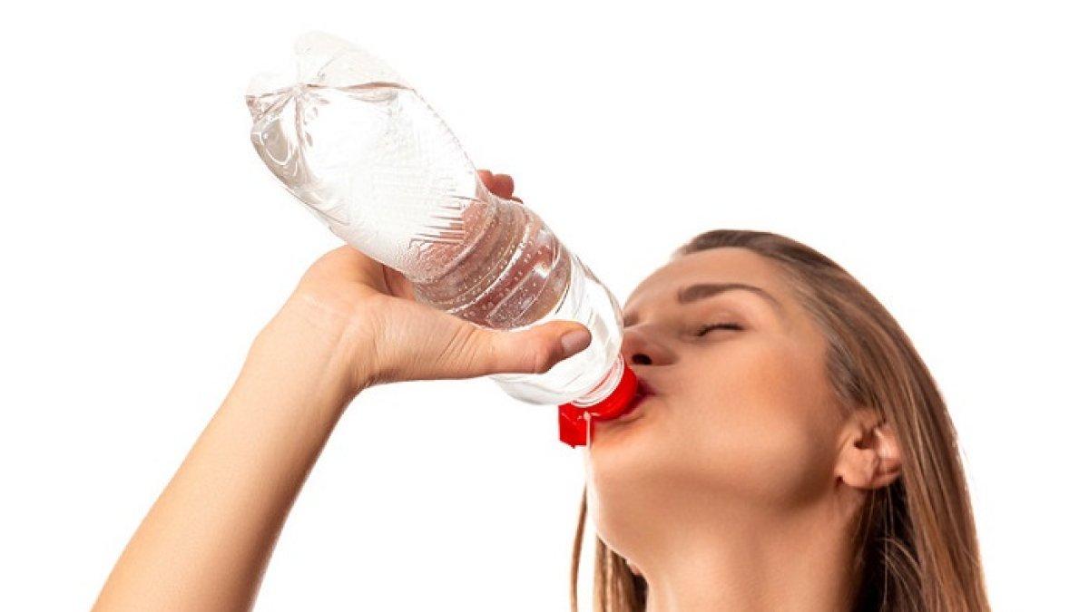 Ilustrasi wanita minum air putih. Kronologi kejadian seorang wanita/ibu dua anak meninggal dunia karena terlalu banyak minum air, sempat dikira lagi tidur padahal sudah koma.