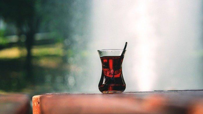 Alkohol, satu bahan makanan yang tak pernah kadaluwarsa.
