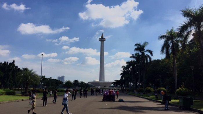 Suasana sekitar Monumen Nasional (Monas) di Jakarta.