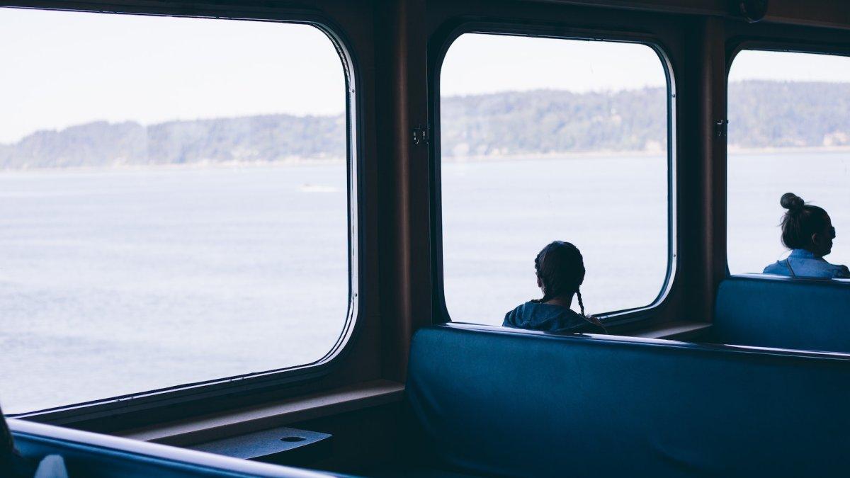 Ilustrasi naik kapal ferry