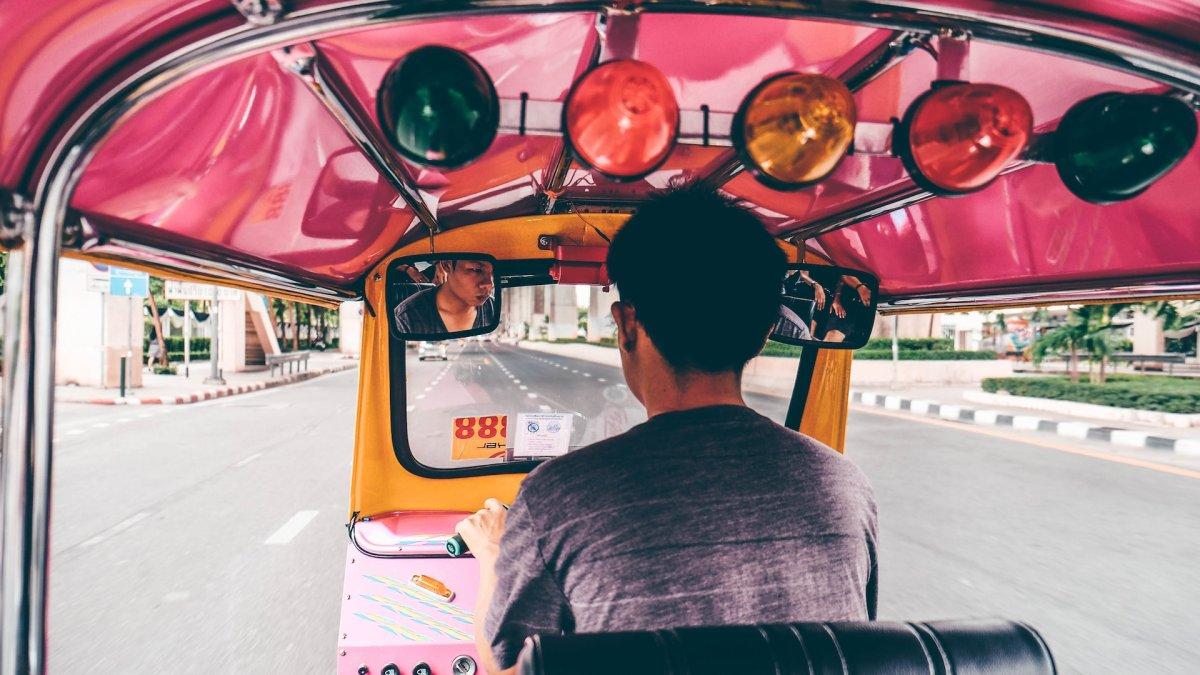 Ilustrasi naik tuk-tuk di Bangkok Thailand