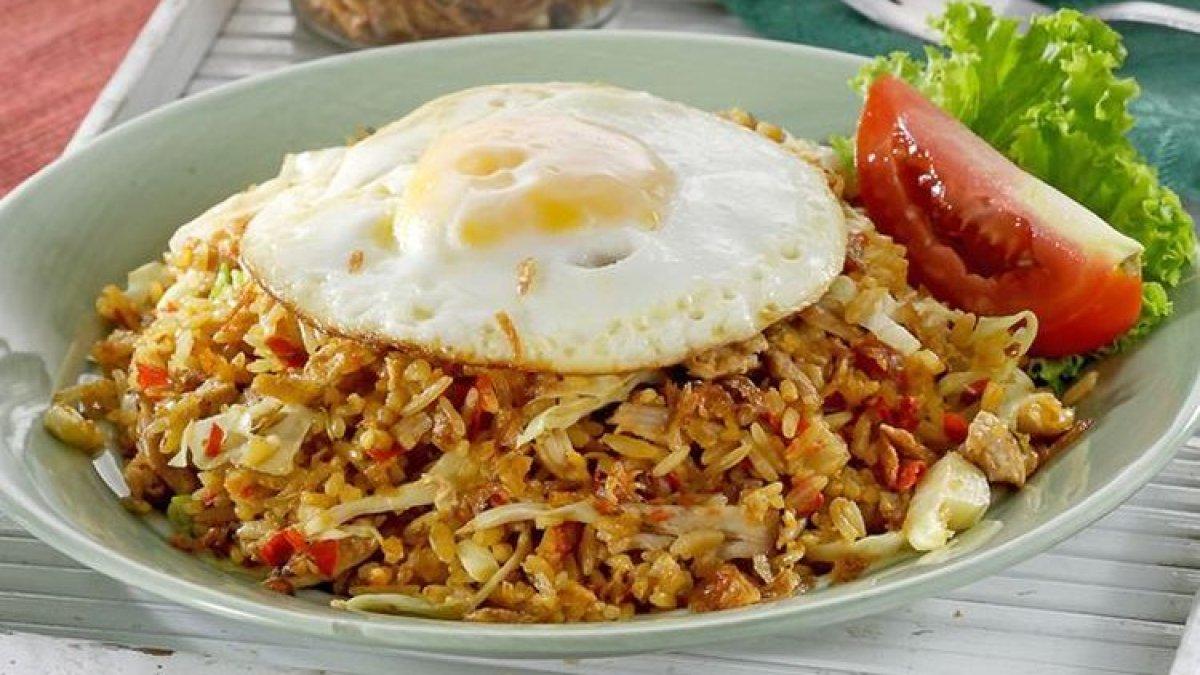 Ilustrasi nasi goreng kampung.