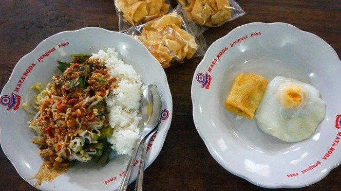 Ilustrasi nasi pecel untuk menu makan siang enak di Lumajang, Jawa Timur.