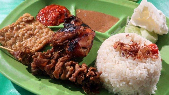 Ilustrasi nasi uduk untuk menu makan malam enak