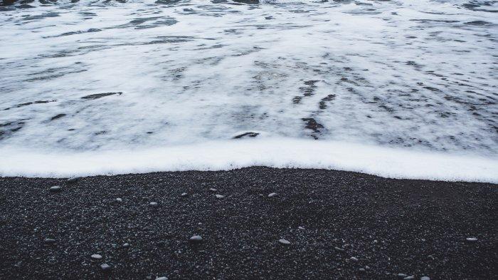 Ilustrasi pasir pantai berwarna hitam