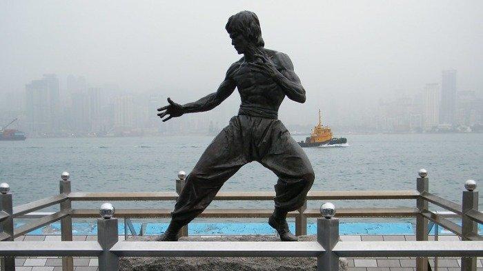 Ilustrasi patung Bruce Lee di Avenue of Stars Hong Kong.