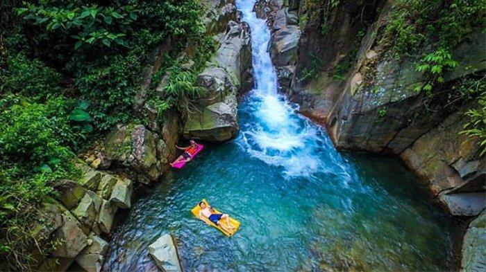 Curug Cibaliung diambil dari ketinggian.