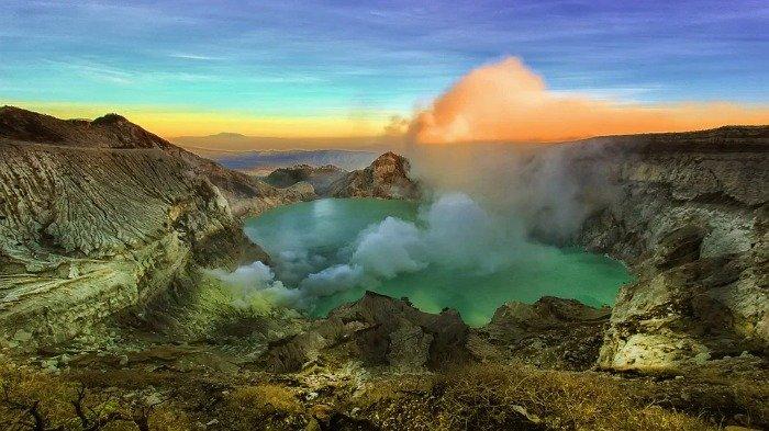 Pemandangan Kawah Ijen di Banyuwangi, Jawa Timur.