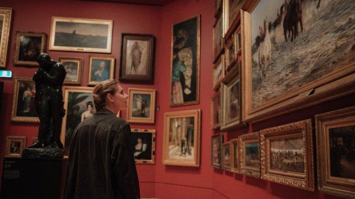Ilustrasi pengunjung yang menyaksikan keindahan lukisan di museum. Museum Lovre di Paris memperoleh lukisan mahakarya abad ke-13 setelah hampir dibuang karena dianggap tak berharga.