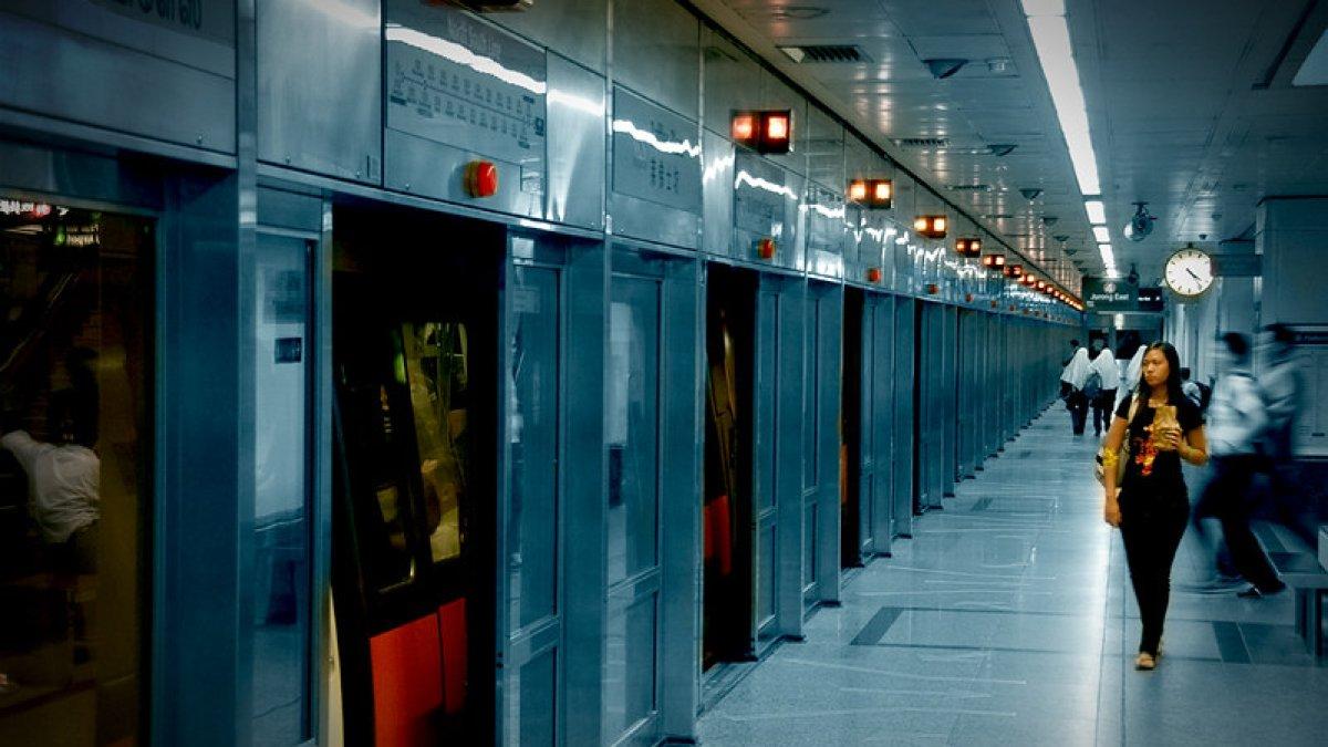 Ilustrasi penumpang yang menunggu MRT di Singapura.