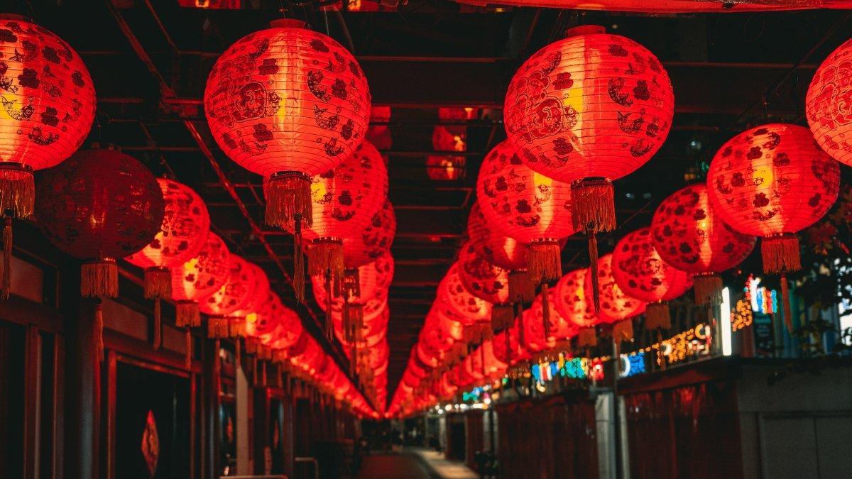 Ilustrasi perayaan Tahun Baru  di stasiun kereta api.