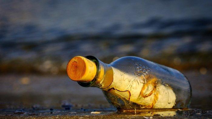 Ilustrasi botol penyihir yang ditemukan di pantai.