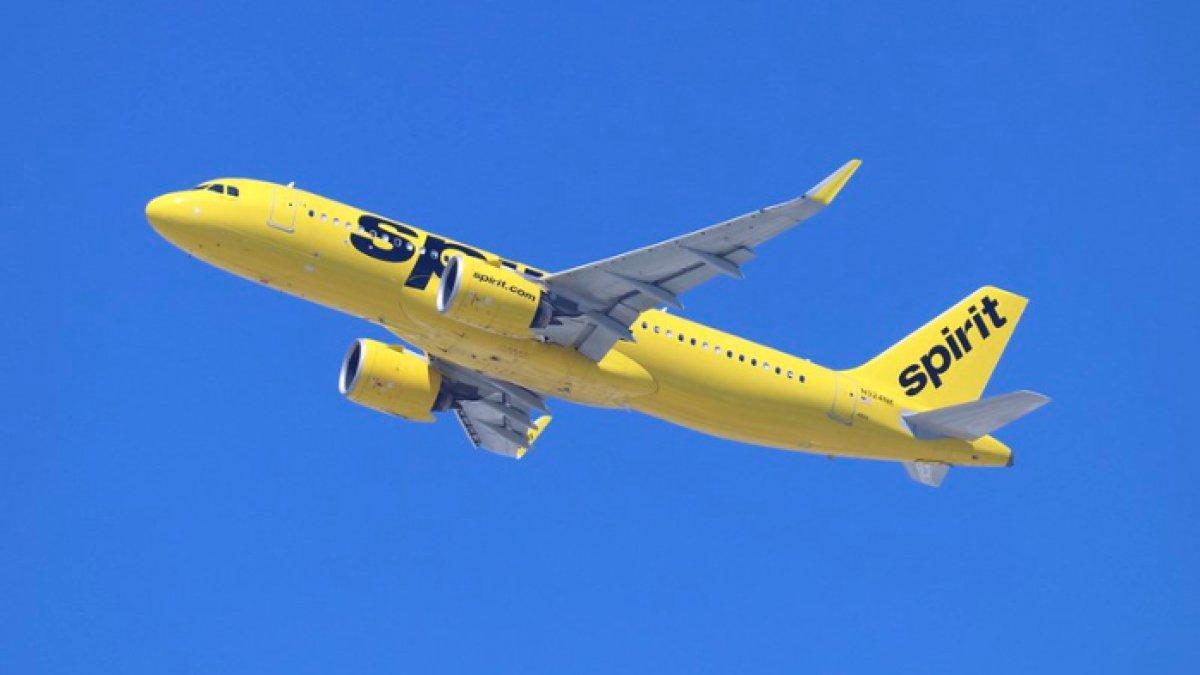 Ilustrasi pesawat Spirit Airlines yang sedang mengudara. Viral bocah 6 tahun bikin heboh maskapai karena salah naik pesawat sendirian, terbang ke luar kota tanpa keluarga.