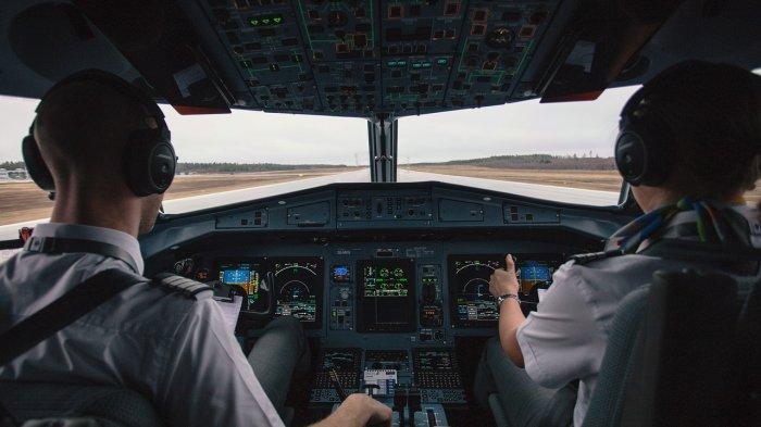 Ilustrasi pilot menerbangkan pesawat. 