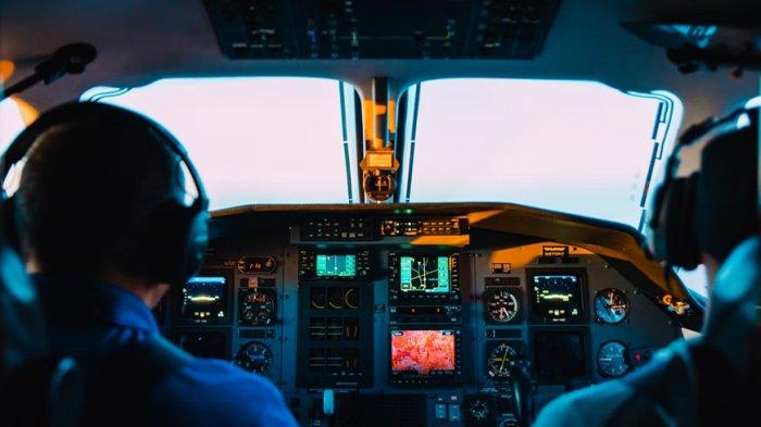 Ilustrasi pilot saat menerbangkan pesawat dari ruang kokpit. Viral detik-detik mengerikan ketika kapten terguncang dan tersedot keluar dari jendela kokpit pesawat dalam penerbangan British Airways.