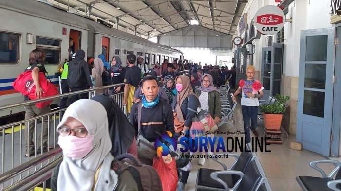 Suasana penumpang kereta api di Stasiun Kediri, ilustrasi promo kemerdekaan menyambut HUT ke-74 RI.
