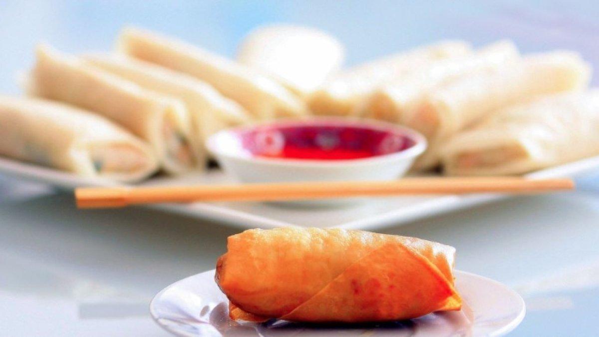 Ilustrasi sajian lumpia basah dan goreng.