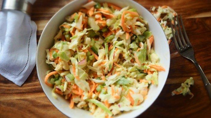 Ilustrasi salad untuk menu makan malam enak.