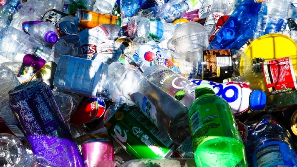 Ilustrasi sampah dari botol plastik.