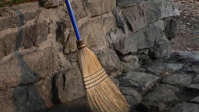 Ilustrasi bersih-bersih jelang Imlek.