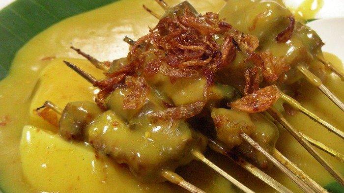Ilustrasi sate Padang untuk menu makan malam enak di Padang, Sumatera Barat.
