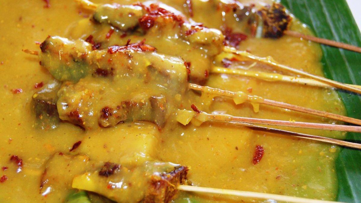 Ilustrasi sate Padang enak untuk menu makan malam.