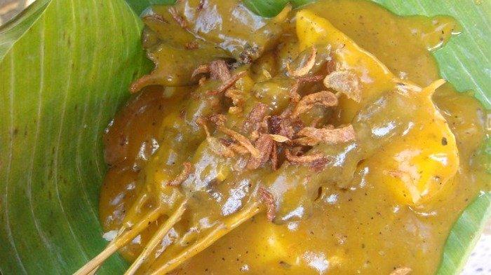 Ilustrasi sate Padang untuk menu makan malam enak di Padang, Sumatera Barat.