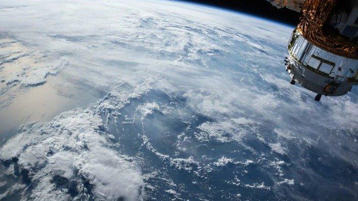 Ilustrasi satelit di ruang angkasa.