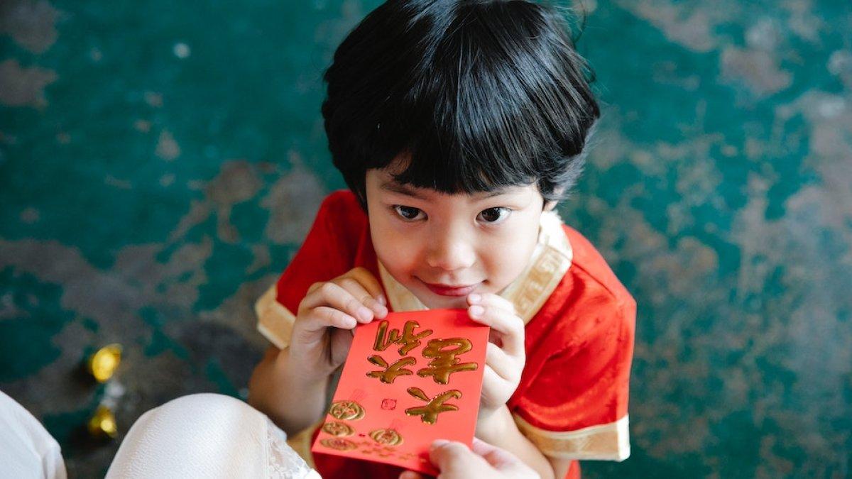 Ilustrasi seorang anak yang mendapatkan angpao saat Tahun Baru Imlek.