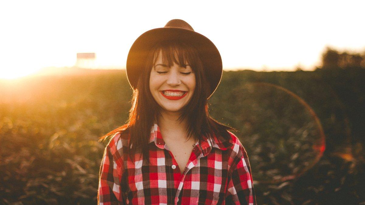 Ilustrasi seorang wanita yang tersenyum. 