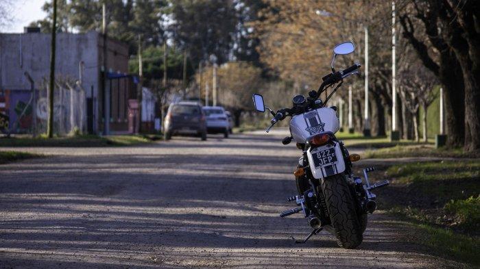 Ilustrasi sepeda motor yang sedang diparkir.