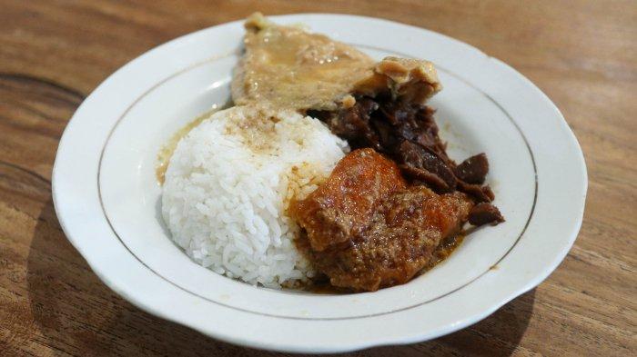 Ilustrasi seporsi gudeg di Jogja buat sarapan enak.