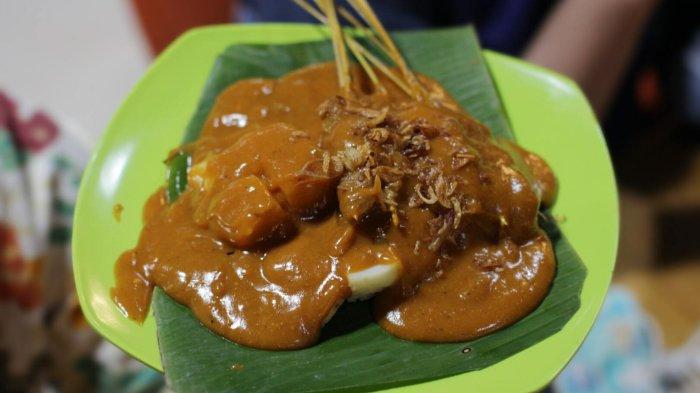 Ilustrasi seporsi sate Padang.