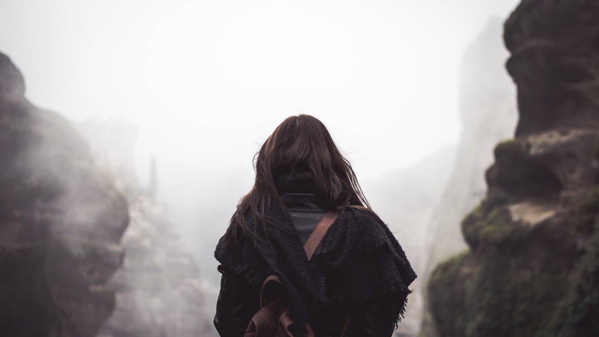 Ilustrasi solo traveler wanita yang liburan ke Jepang