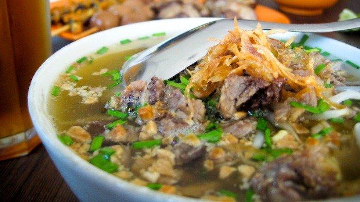 Ilustrasi soto daging sapi untuk menu makan siang enak. 