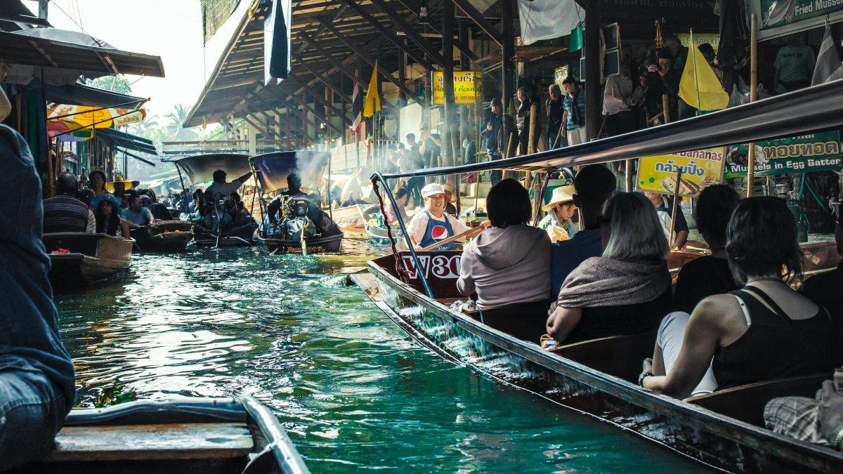 Ilustrasi suasana di pasar Terapung Bangkok Thailand