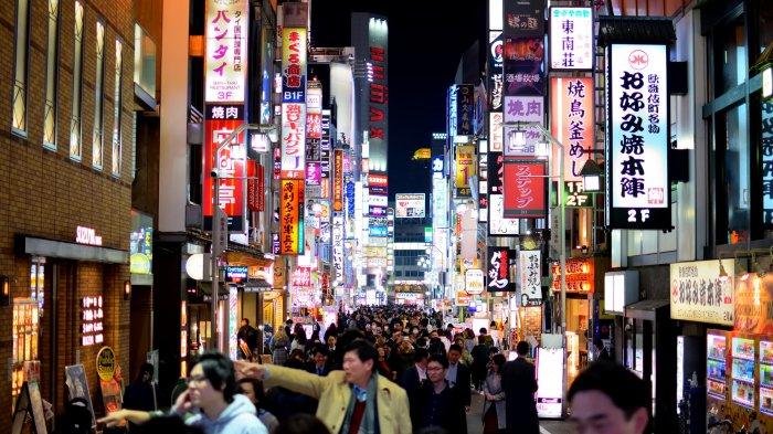 Ilustrasi suasana distrik lampu merah pada malam hari di Kabukicho , Shinjuku , Tokyo , Jepang.