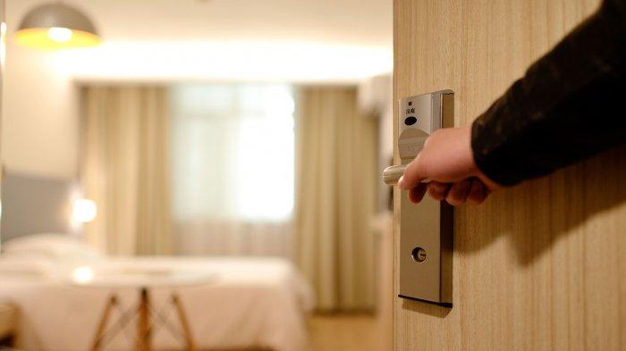 Ilustrasi membuka pintu kamar hotel. Viral seorang wanita meminjam aligator berusia remaja dari taman satwa liar hanya untuk dijadikan konten foto saat ulang tahun saja.