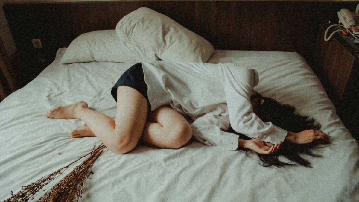 Ilustrasi tamu yang tidur di kamar hotel