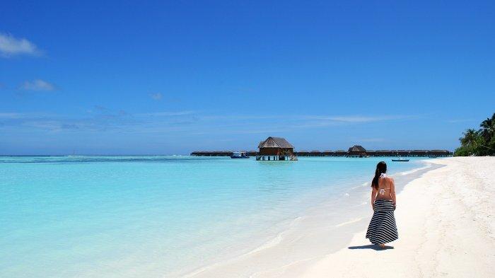 Ilustrasi traveler yang sedang liburan ke Maldives