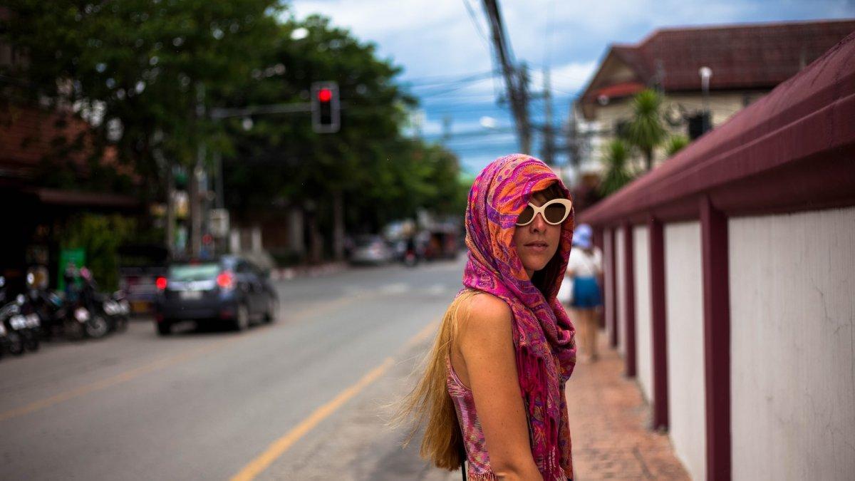 Ilustrasi turis asing yang menjelajahi Chiang Mai untuk merayakan Natal di Thailand